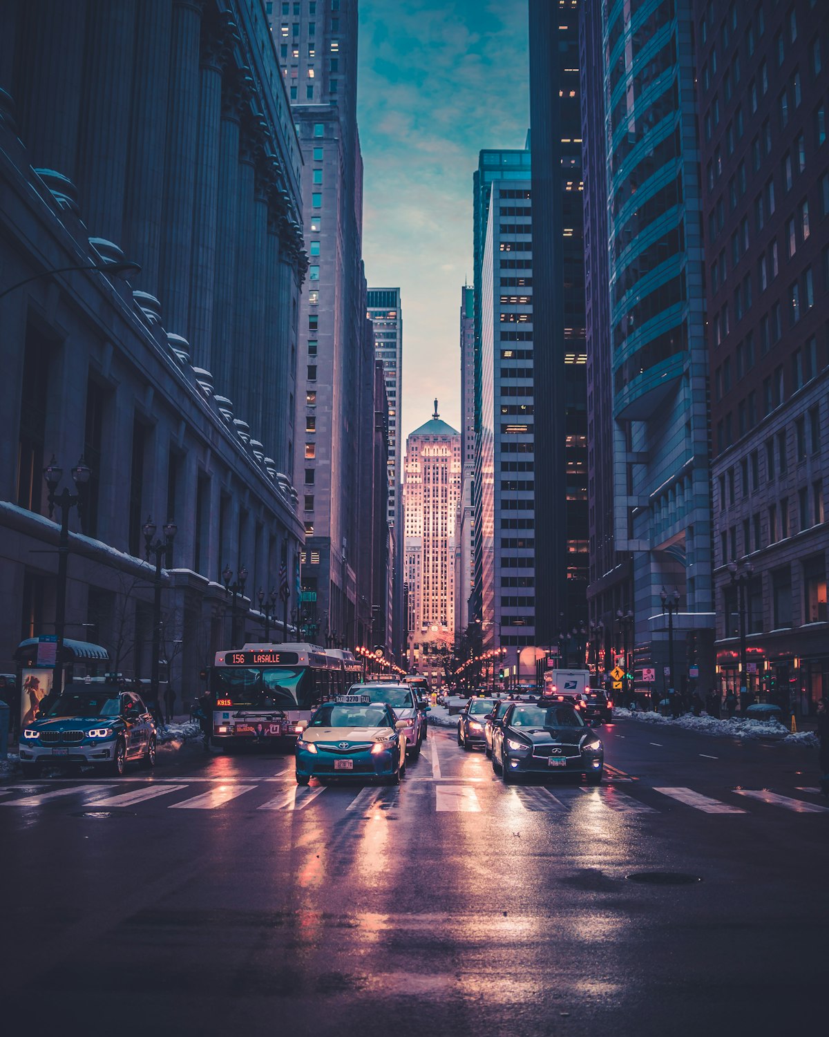 华灯初上的城市街道夜景