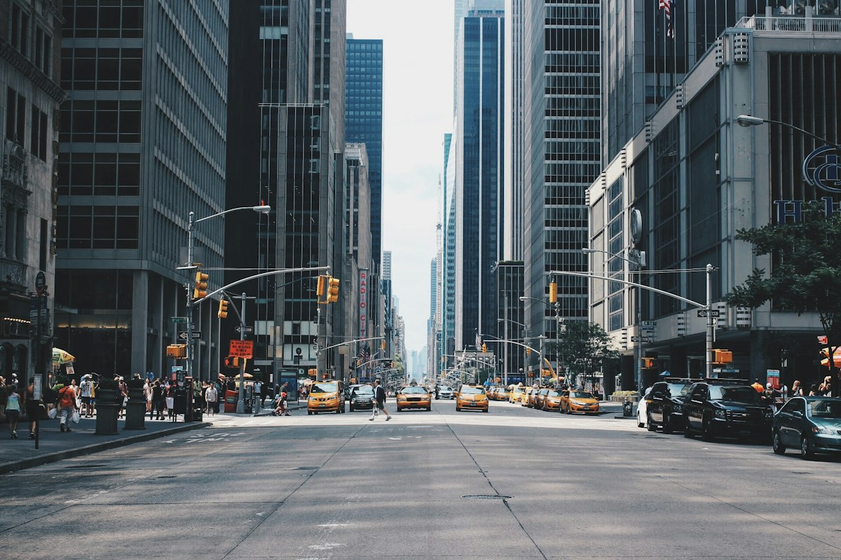 城市十字路口的日常街景